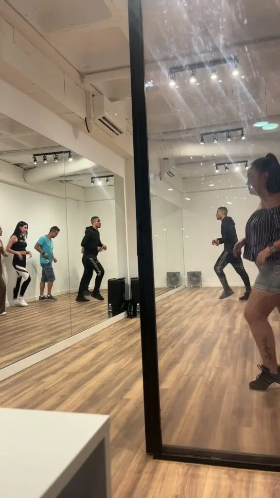 Clase de grupo en la academia New Dance Generation de Alcalá de Henares, trabajo de Pablo Tobares – New Dance Generation