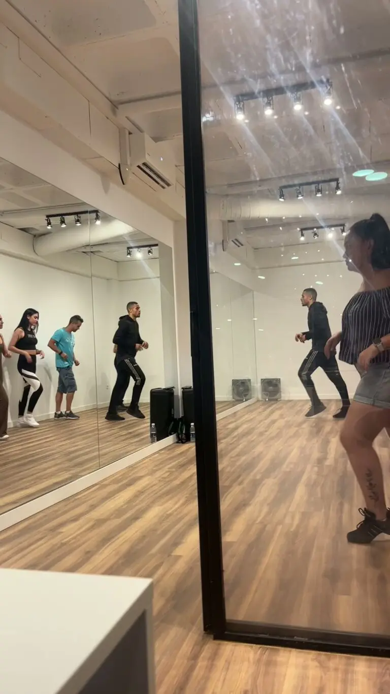 Clase de grupo en la academia New Dance Generation de Alcalá de Henares