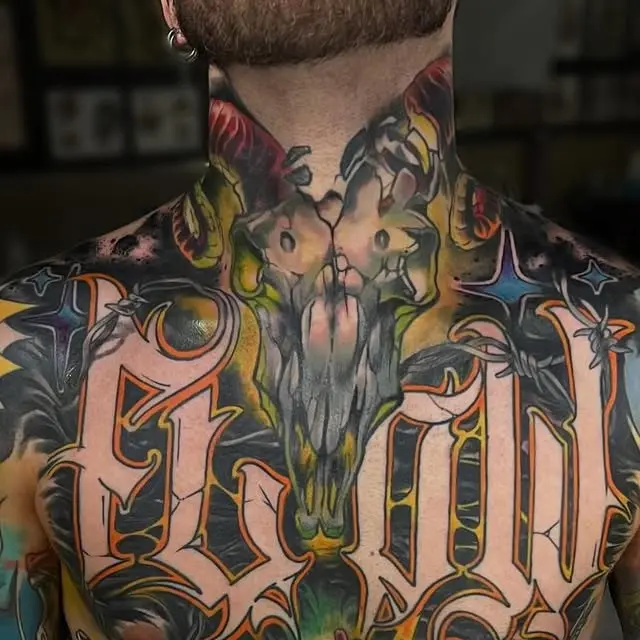 Pecho y cuello con letras góticas a color