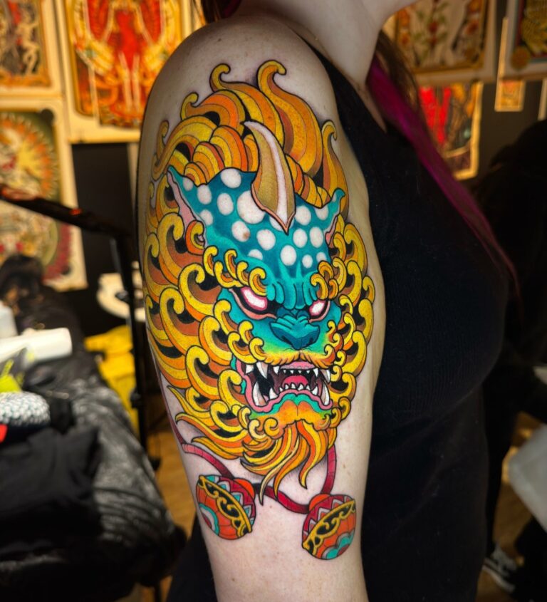 Perro de Fu japonés a color en el hombro — Morning Glory Tattoo & Gallery