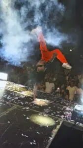 Acrobacia de Super Paul en el escenario