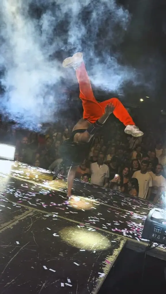 Acrobacia de Super Paul en el escenario