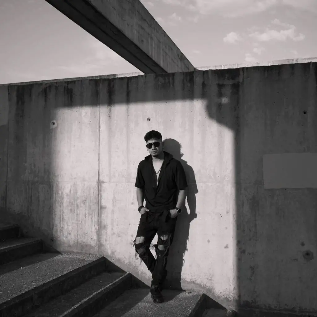 Super Paul en sesión de fotos en blanco y negro, trabajo de Super Paul