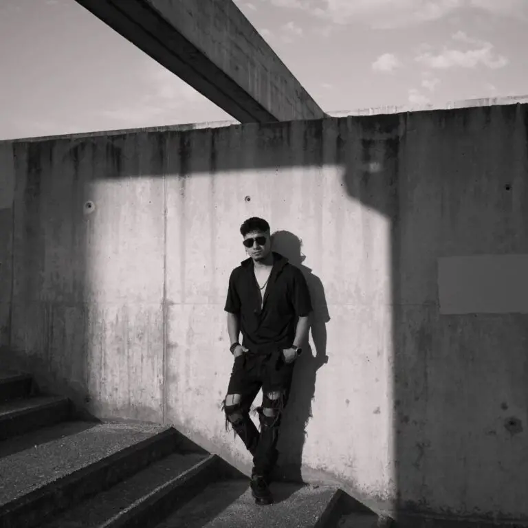 Super Paul en sesión de fotos en blanco y negro