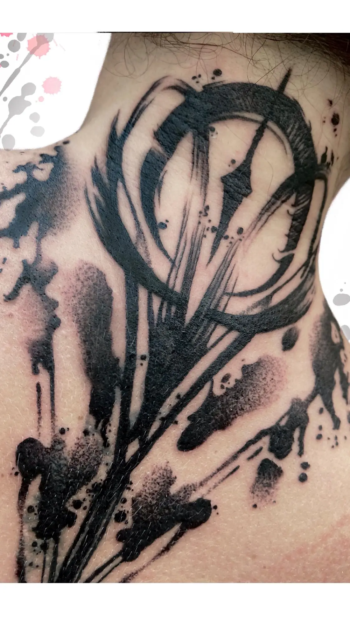 Tatuaje blackwork abstracto
