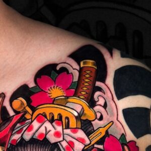 Tatuaje japonés con katana y flor de cerezo en el pecho — Creative Close