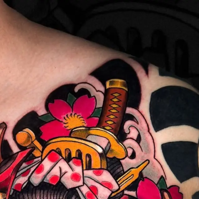 Tatuaje japonés con katana y flor de cerezo en el pecho