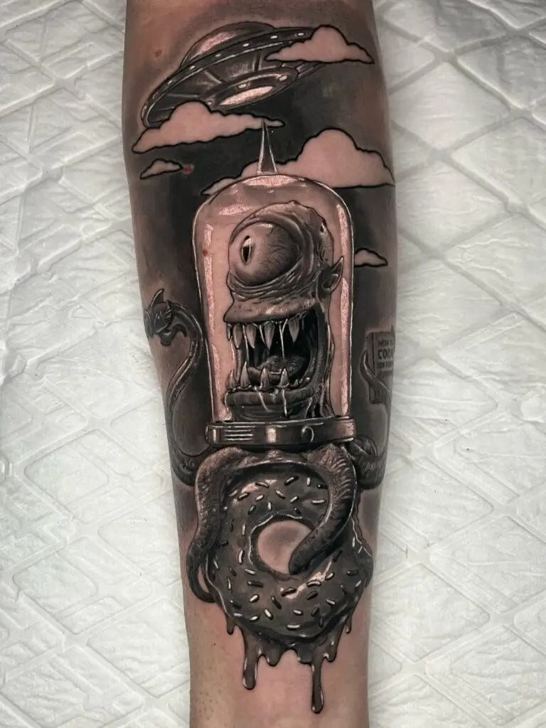 Tatuaje realista de alienígena en el antebrazo, trabajo de Delvasink