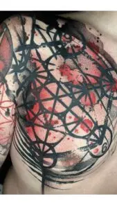 Tatuaje trash polka geométrico en el pecho