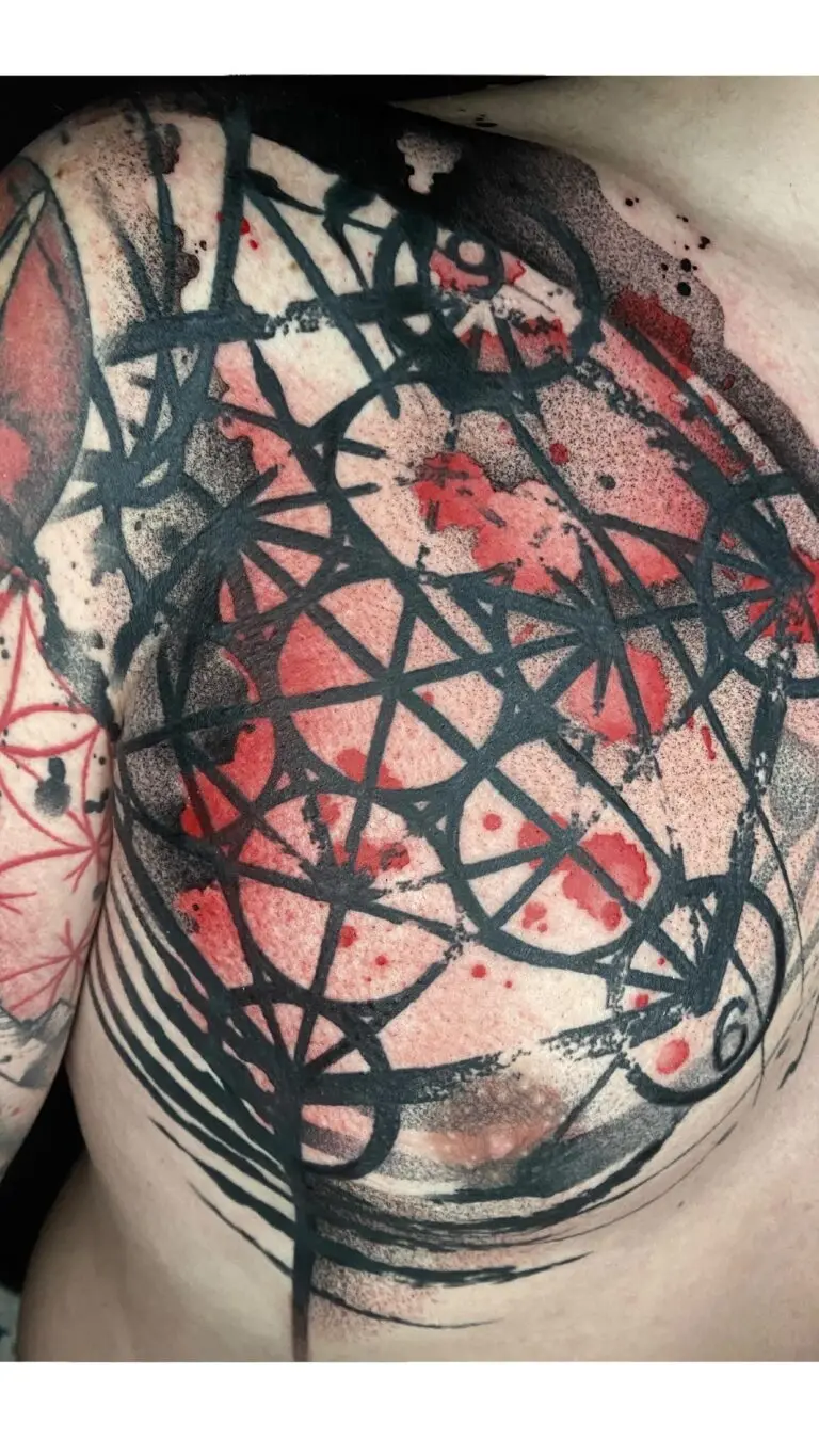 Tatuaje trash polka geométrico en el pecho, trabajo de Laura Morte