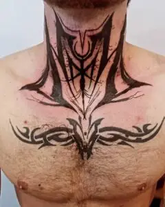 Tatuaje tribal en el cuello y el pecho